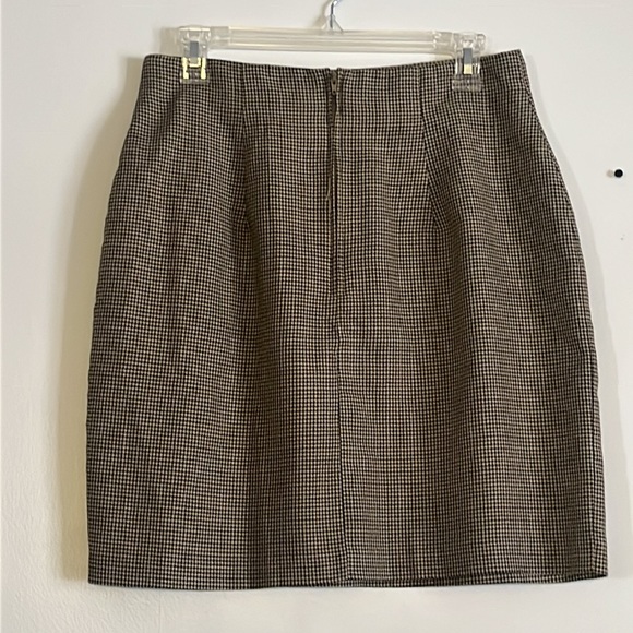 Lasting Impressions Houndstooth skirt with buttons accent - Picture 4 of 13